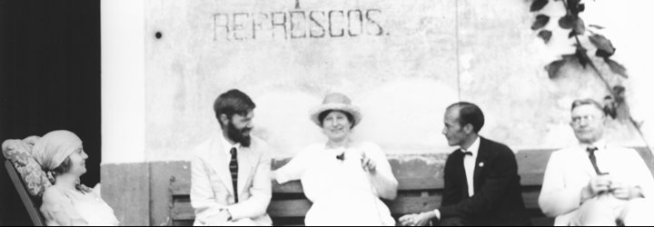 Black and white photo of Idella Purnell, D.H. Lawrence, Frieda Lawrence, Willard Johnson and Dr George E. Purnell at a cantina in Chapala, Mexico, 1923