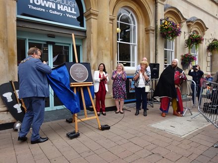 The unveiling of the commemorative plaque at the 800th Anniversary of Loughborough Markets and Fair in 2021