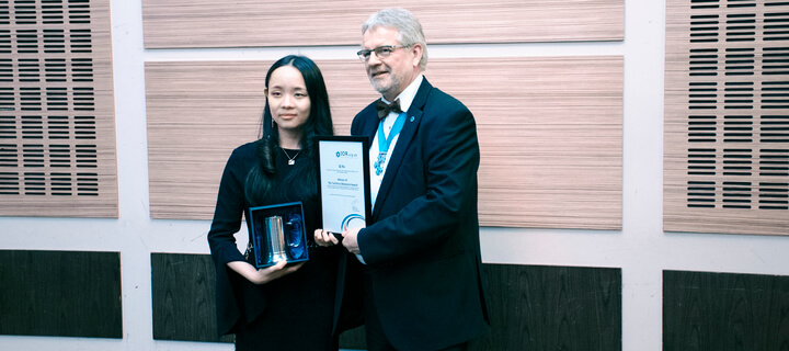 Qi Xu accepting her award