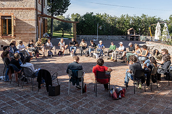 Group of participants at Testalepre retreat sitting outside in a circle