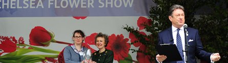 Alan Titchmarsh presenting the University with its Chelsea Flower Show Gold Medal