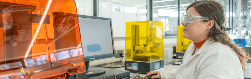 Researcher at the Centre for Additive Manufacturing working on the desing of a 3D geometry to be 3D printed using hydrogel