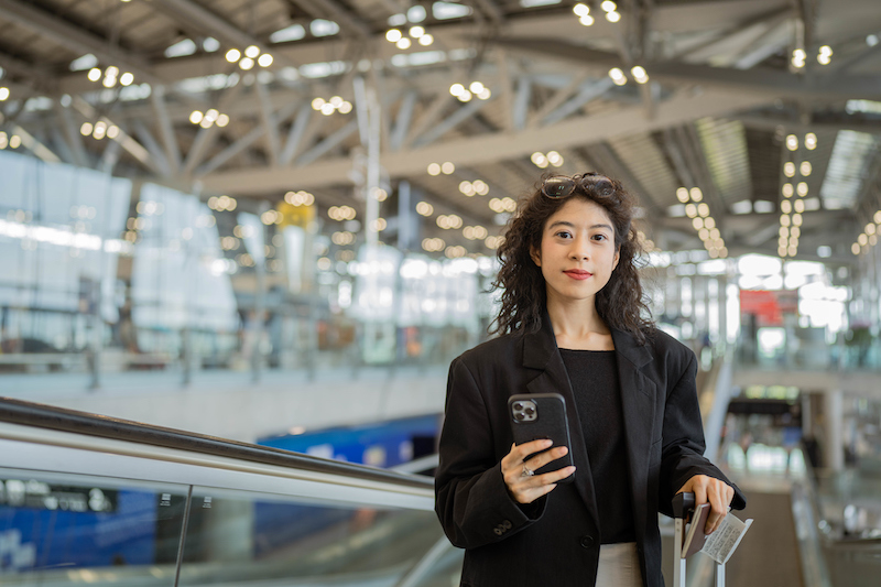 Person holding a phone on a escalator