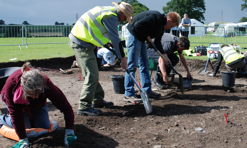 Volunteers, students and professional archaeologists working together on an archaeological dig